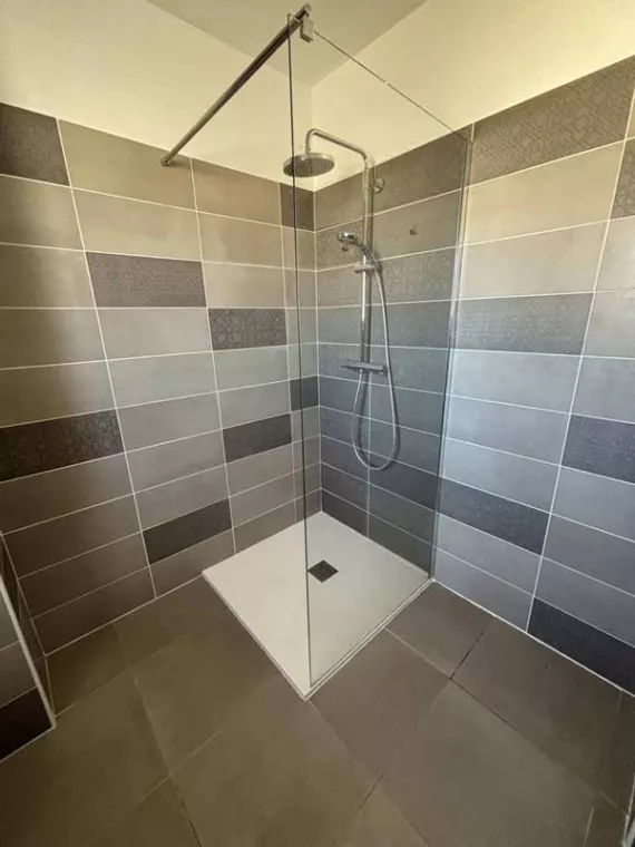 Pose de douche à l'italienne avec faïence dans une maison individuelle, Ghisonaccia, Zereni Plomberie
